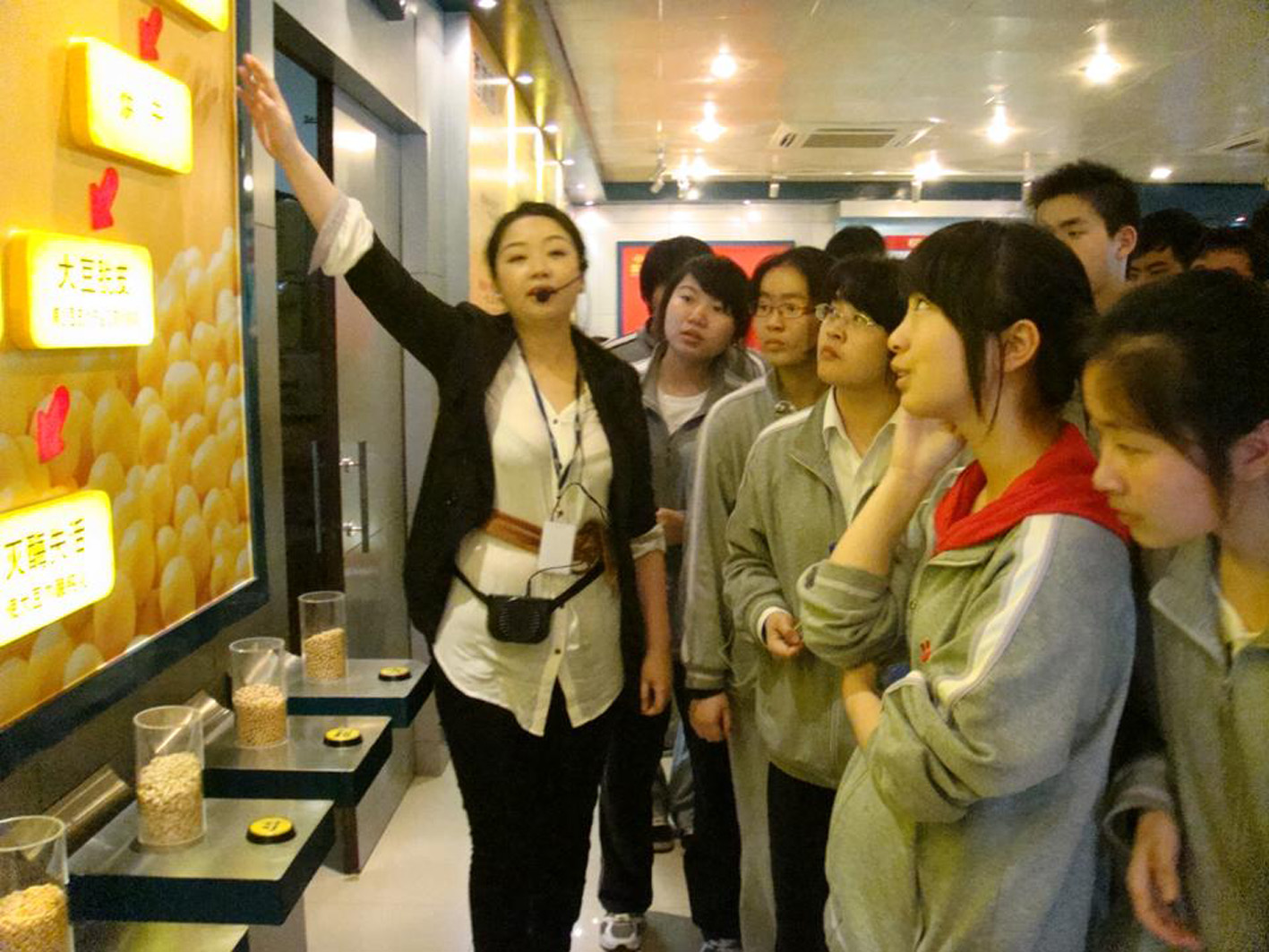 同学们参观益海嘉里粮油加工厂.JPG