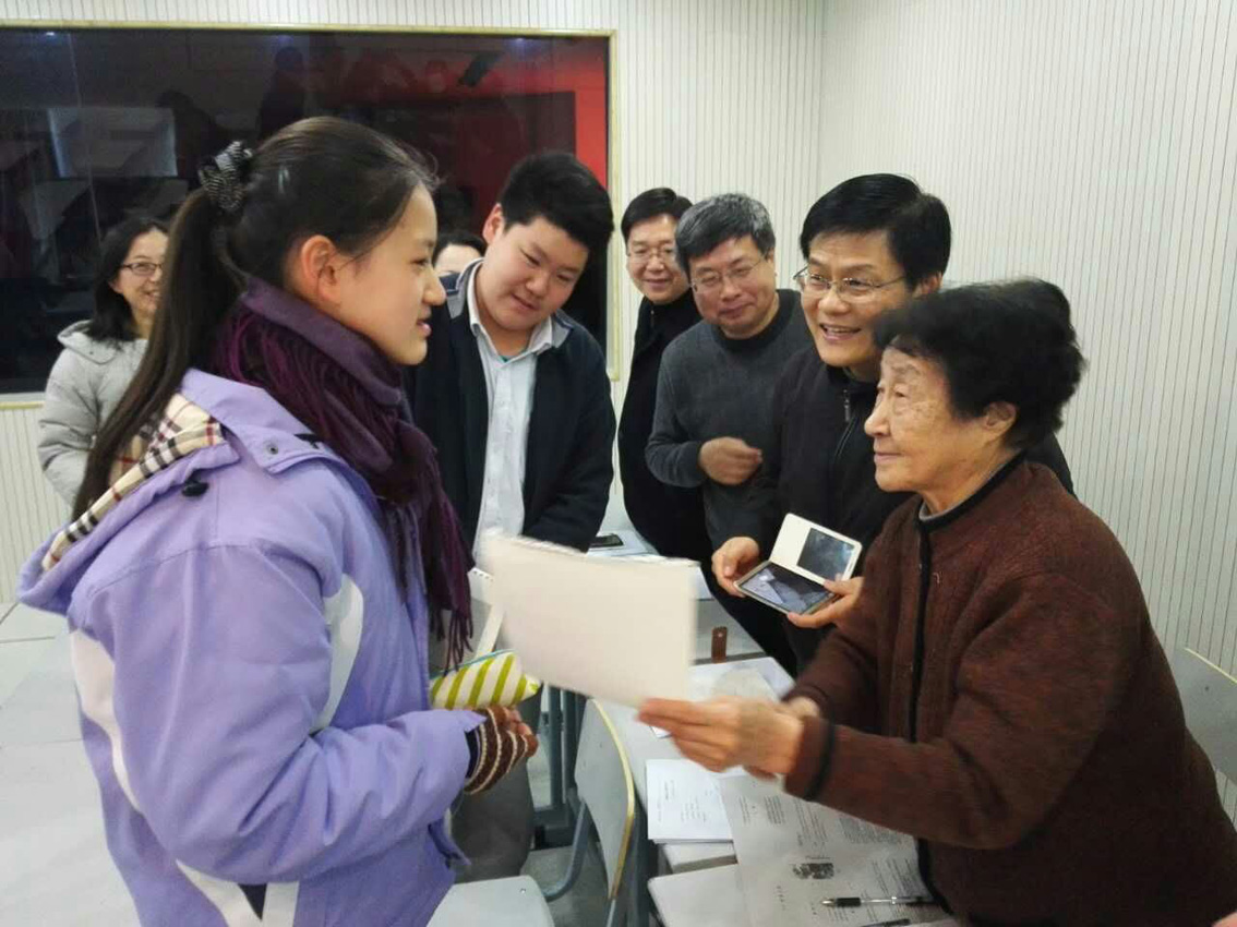于漪老师和同学们亲切交流.jpg