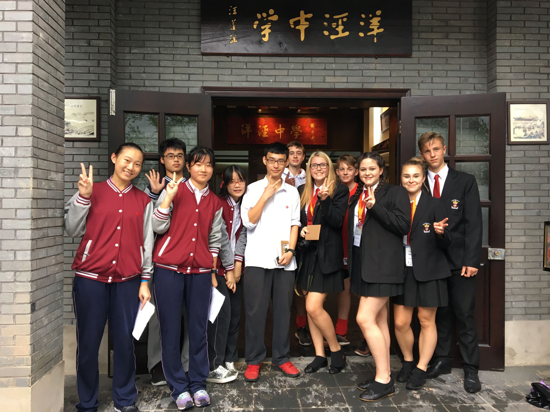 英国国王六世学校师生访问洋泾中学校史馆.jpg