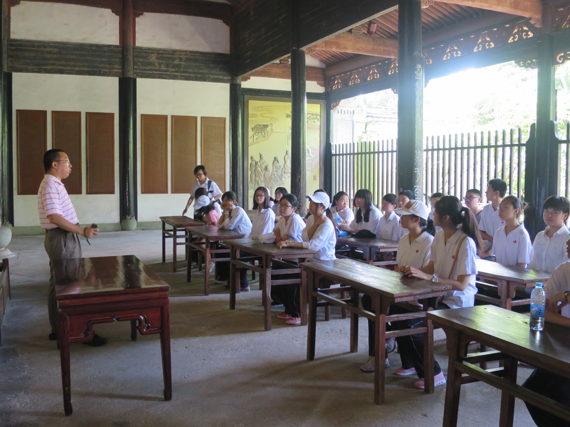 学生党校陆晨虹老师在全国重点文物保护单位慈城孔庙内给同学们上党课.JPG