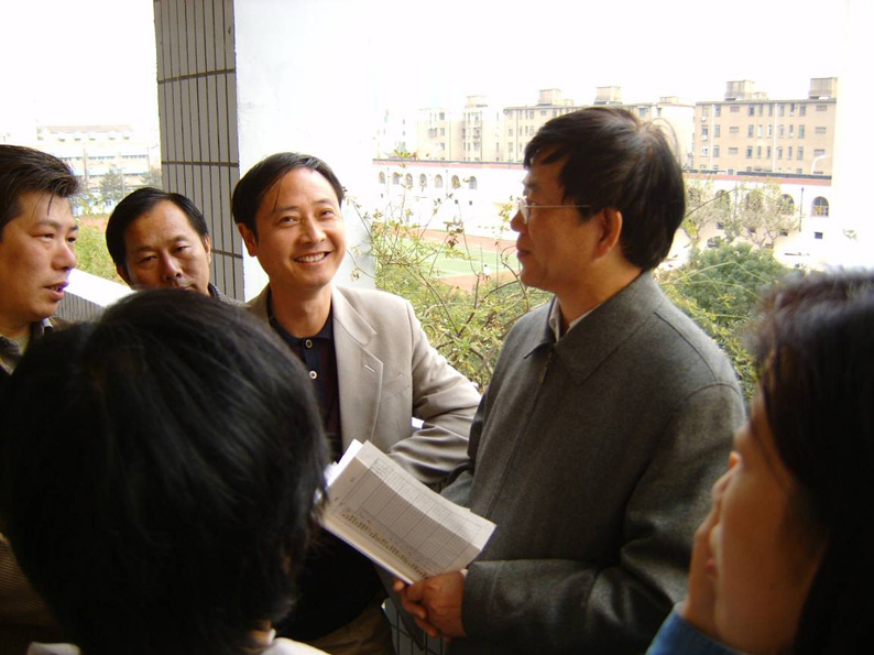 洋泾中学家长学校.jpg