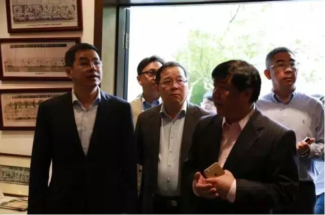 校史馆接待上海市人民政府副秘书长、浦东新区区长杭迎伟同志一行.webp.jpg