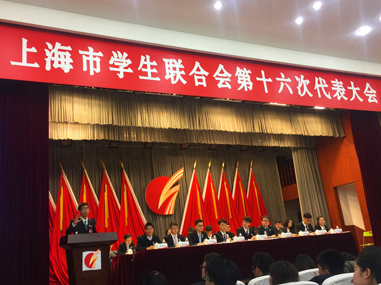 1洋泾中学张胤安同学在上海市第十六次学代会上作为唯一的高中生代表进行提案展示_副本.jpg