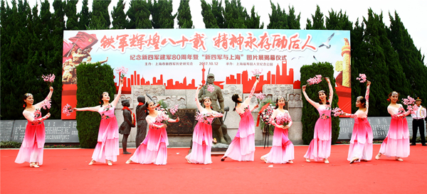 六师分会东进小分队表演《桃花谣》.jpg