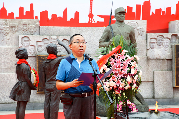 洋泾中学教师代表陆晨虹发表讲话.jpg